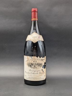 une bouteille de vin posée sur une table