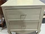 une petite commode exposée dans un magasin