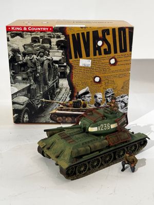 une image représentant un char de combat miniature et une boîte contenant des objets militaires