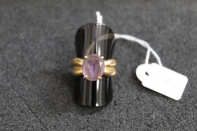 une bague ornée d'une pierre rose et d'une étiquette de prix
