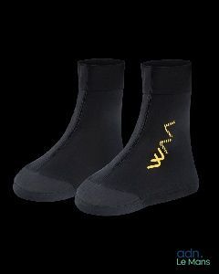 deux paires de chaussettes noires ornées d'un logo doré