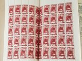 un livre ouvert avec des timbres, posé sur une table
