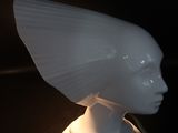 une lampe blanche posée sur une table