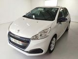 La petite voiture blanche est garée dans une grande pièce blanche.