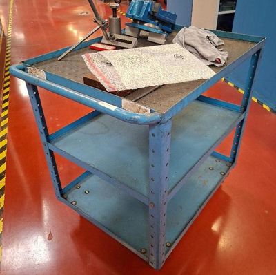 un chariot bleu sur lequel est posé un bout de papier
