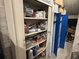 un homme debout devant une armoire contenant des outils