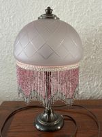 Lampe au pied balustre sur lequel repose un abat-jour en ver… (photo 2)