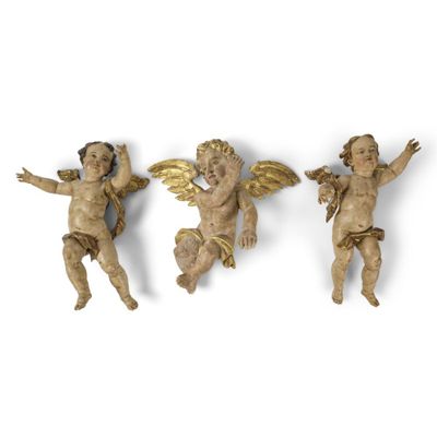 trois petites statues d'anges sont accrochées au mur