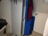 un réfrigérateur et un évier dans une petite pièce