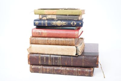 livres empilés sur une surface blanche