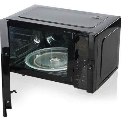 un four à micro-ondes noir muni d'une porte en verre