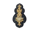 une image représentant une statue d'ange sur un socle