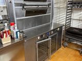 une grande cuisine professionnelle offrant beaucoup d'espace de plan de travail