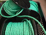 un tas de corde verte posé sur un panier noir