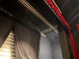 une scène avec un rideau rouge et une chaise rouge