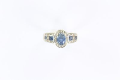 bague ovale en saphir bleu et diamant sur fond blanc
