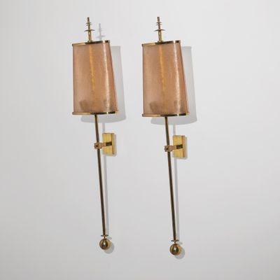 une paire d'appliques en laiton et en verre fixées au mur