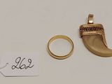 une bague en or et une bague en or sur un fond blanc