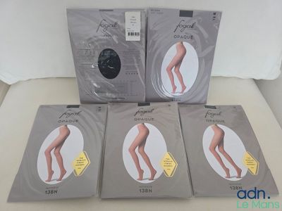 Quatre paires de collants pour femmes sont posées sur une table