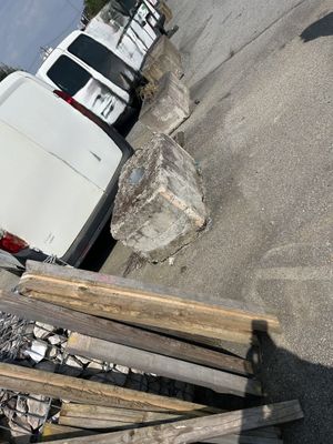 un camion blanc garé à côté d'un tas de bois