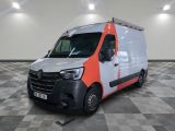 La camionnette est garée sur un sol carrelé à damier, dans une pièce