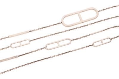 un gros plan sur un ensemble de chaînes métalliques sur fond blanc