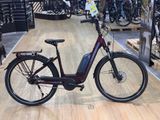 un vélo posé par terre dans un magasin