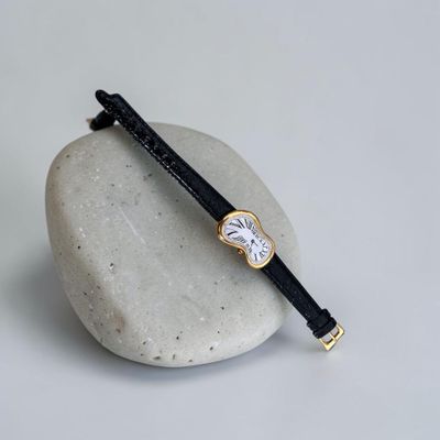 une image représentant une montre-bracelet posée sur une pierre