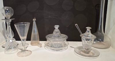 un grand nombre d'objets en verre posés sur une table