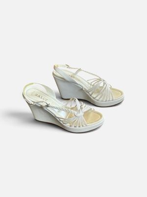 sandales à talons compensés blanches pour femmes sur fond blanc