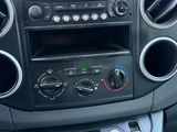 un tableau de bord de voiture équipé d'une radio et d'un volant