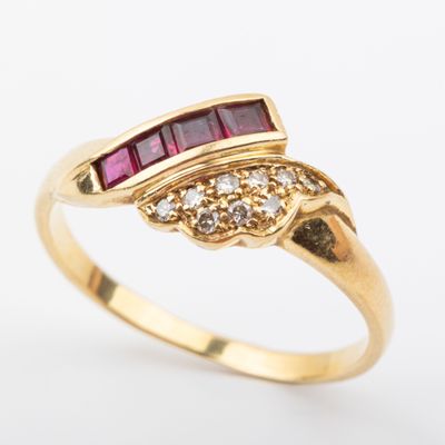 Gros plan sur une bague en or sertie d'un rubis et de diamants blancs