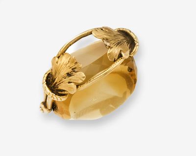 bague plaquée or ornée d'une fleur et de feuilles