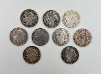 gros plan d'un paquet de pièces de monnaie sur une surface blanche