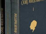 trois livres sont empilés sur une surface blanche