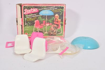 un ensemble de poupées Barbie comprenant une table et des chaises