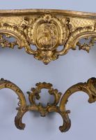 Console en bois sculpté et doré, la ceinture mouvementée à d… (photo 3)
