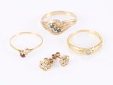 trois bagues en or et une paire de boucles d'oreilles