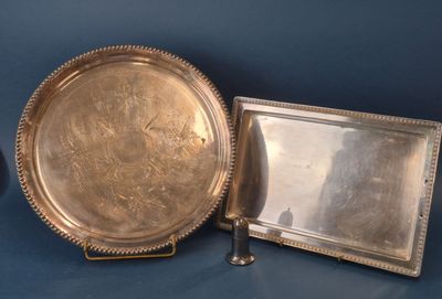 deux plateaux en argent posés l'un à côté de l'autre sur une table