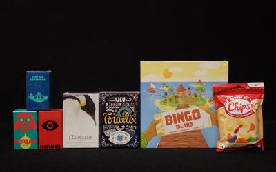 tout un tas de snacks différents sur la table