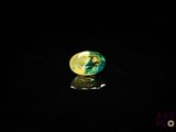 l'image d'une boule de verre dans l'obscurité