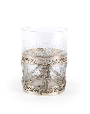 un verre orné d'un motif en argent