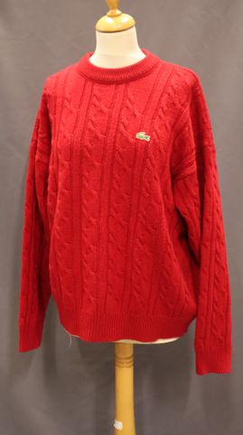 LACOSTE – pull en laine rouge. Taille 46/48 à vue ; joint un pull...