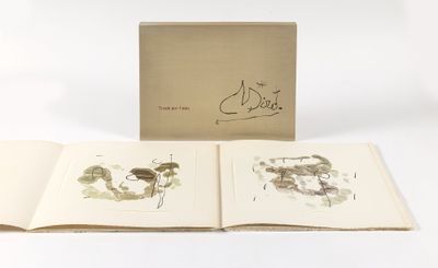 un livre ouvert sur lequel figure l'image d'un chat et d'un chien