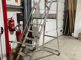 une échelle qui se trouve dans un garage