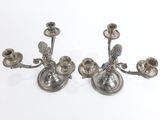 paire de chandeliers plaqués argent ornés de fleurs et de feuilles