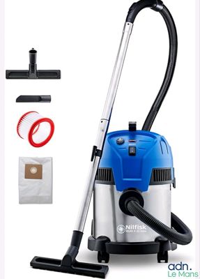 L'aspirateur est bleu et argenté et est livré avec un kit de nettoyage