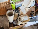 une boîte remplie d'objets posés sur le sol
