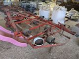 un toboggan rose au milieu d'un tas de terre