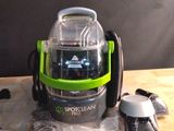 un aspirateur posé sur une table à côté d'autres objets